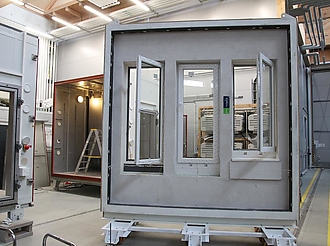 Experimentální studie tepelně-technického chování balkonových dveří v oblasti parapetu